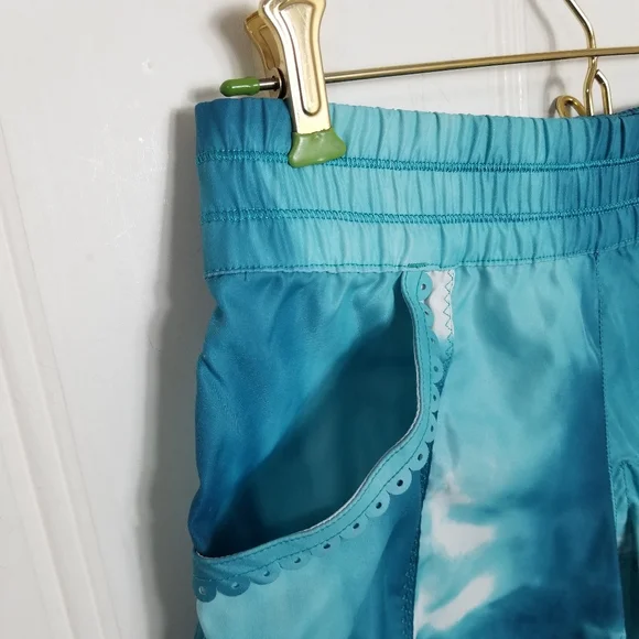 Lululemon Shorts Womens Size 4 Aqua Blue Paradise Surge Waterfall Surf Beach - Picture 3 of 10